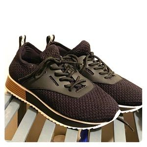 Size 8 Steve Madden black sneakers!  So cute!